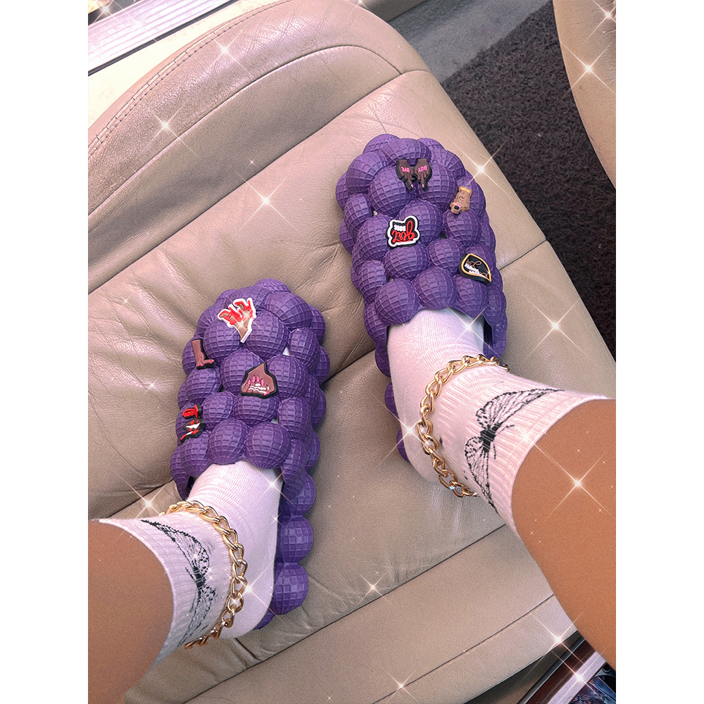 Zapatos de burbujas de nube de verano, diapositivas de burbujas de masaje con dijes para mujeres