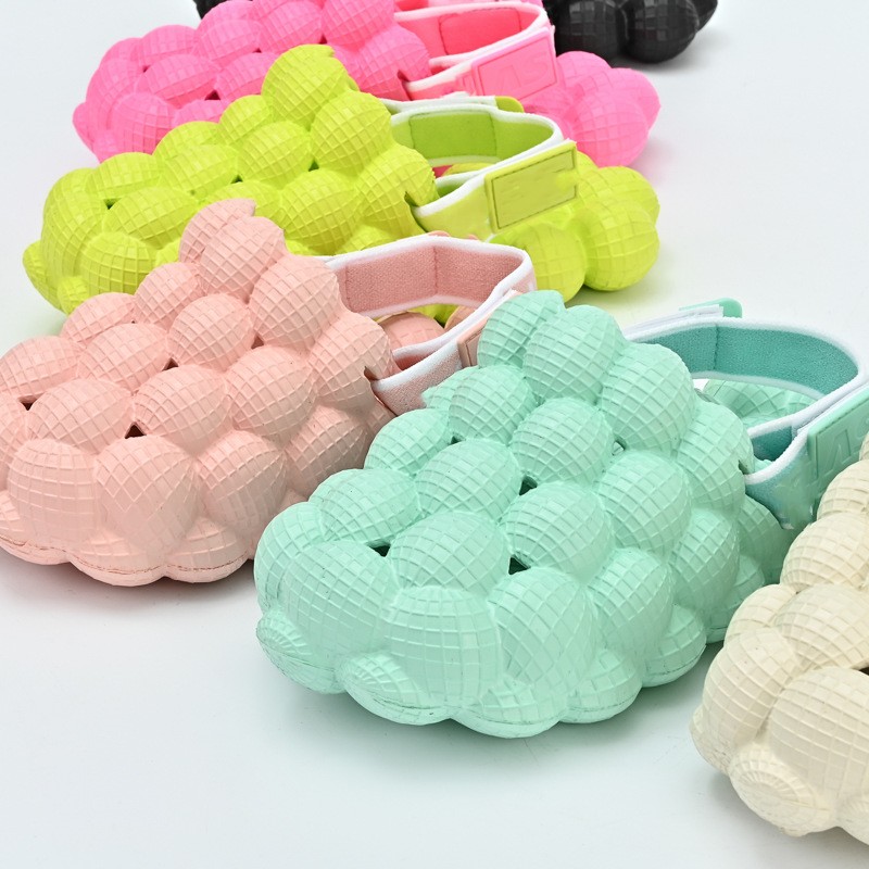 Diapositivas unisex al por mayor de la burbuja de las mujeres del verano, zapatillas de la burbuja de los hombres de las sandalias del masaje del diseñador de las señoras con los encantos