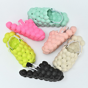 Diapositivas unisex al por mayor de la burbuja de las mujeres del verano, zapatillas de la burbuja de los hombres de las sandalias del masaje del diseñador de las señoras con los encantos