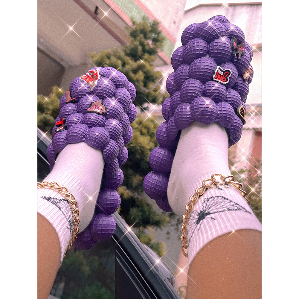 Zapatos de burbujas de nube de verano, diapositivas de burbujas de masaje con dijes para mujeres