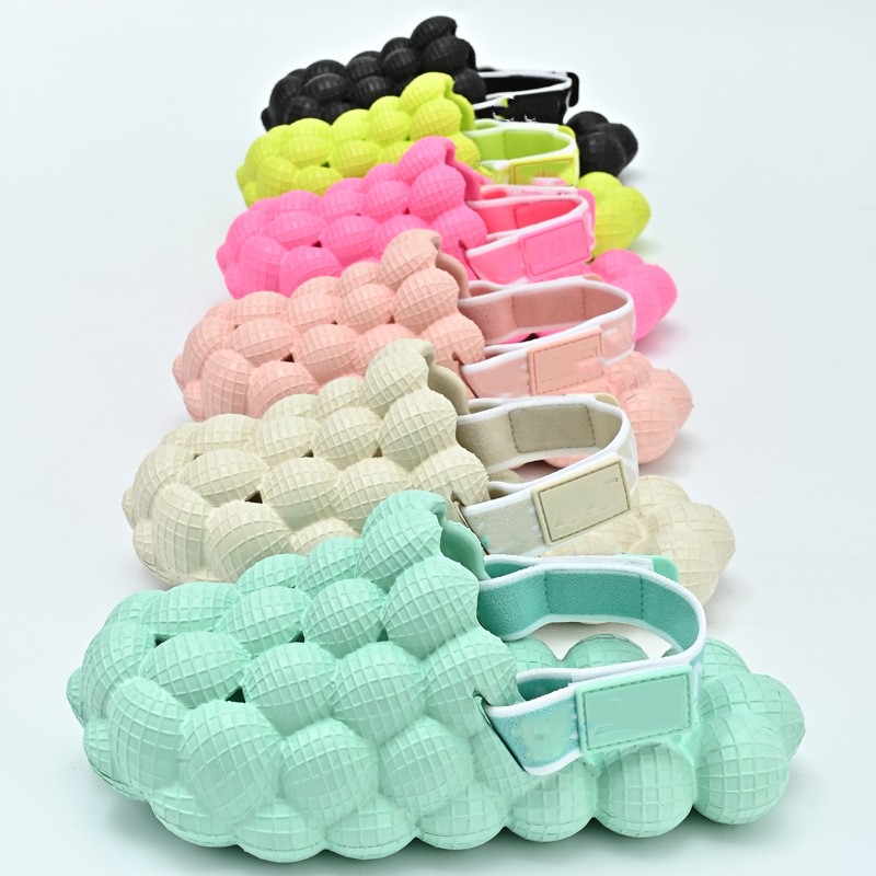 Diapositivas unisex al por mayor de la burbuja de las mujeres del verano, zapatillas de la burbuja de los hombres de las sandalias del masaje del diseñador de las señoras con los encantos