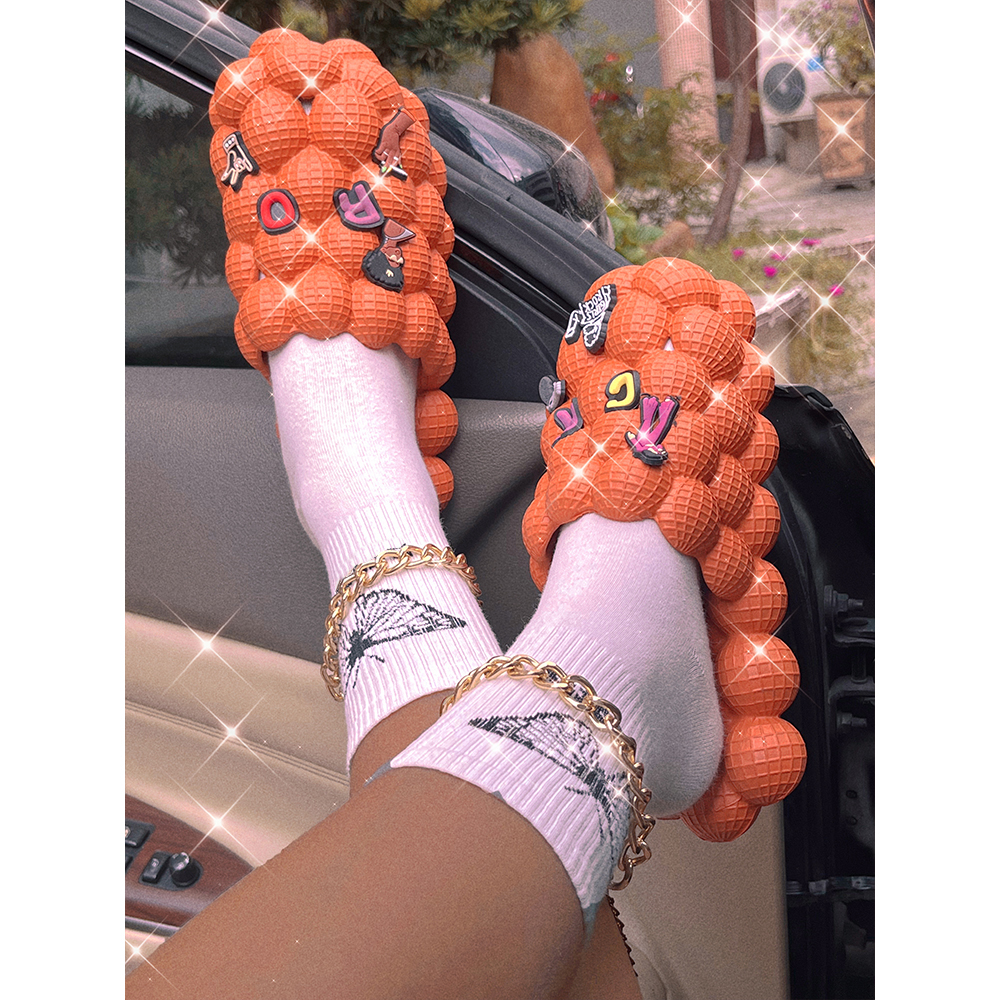 Las señoras personalizadas de las sandalias de los deslizadores de la burbuja de las mujeres del verano dan masajes a las diapositivas de la burbuja con los encantos para la hembra de los hombres
