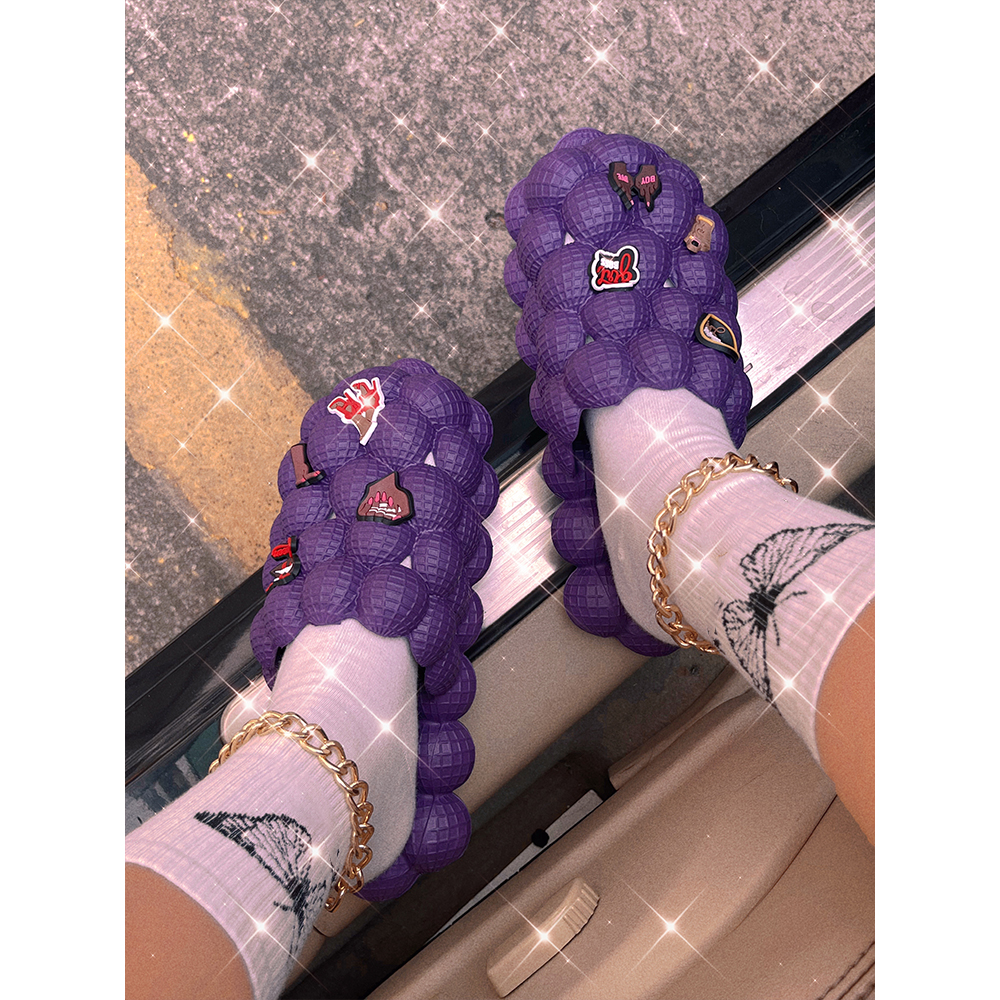 Zapatos de burbujas de nube de verano, diapositivas de burbujas de masaje con dijes para mujeres